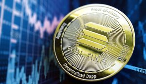 Eine Solana-Kryptowährungsmünze steht vor einem blauen Hintergrund mit einem digitalen Aktienchart, auf dem die charakteristischen Candlestick-Muster von Solana zu sehen sind.
