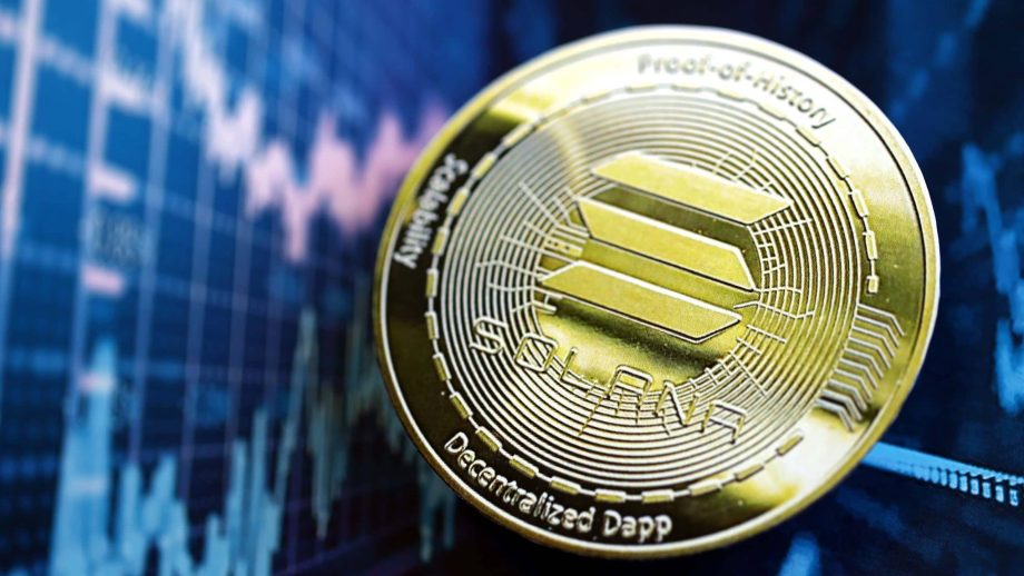 Eine Solana-Kryptowährungsmünze steht vor einem blauen Hintergrund mit einem digitalen Aktienchart, auf dem die charakteristischen Candlestick-Muster von Solana zu sehen sind.