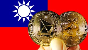 Das Bild zeigt eine Bitcoin- und eine Ethereum-Münze vor der Flagge Taiwans