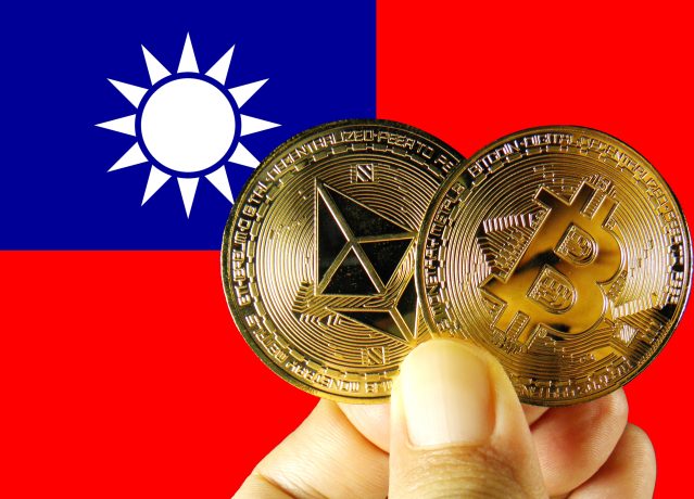 Das Bild zeigt eine Bitcoin- und eine Ethereum-Münze vor der Flagge Taiwans