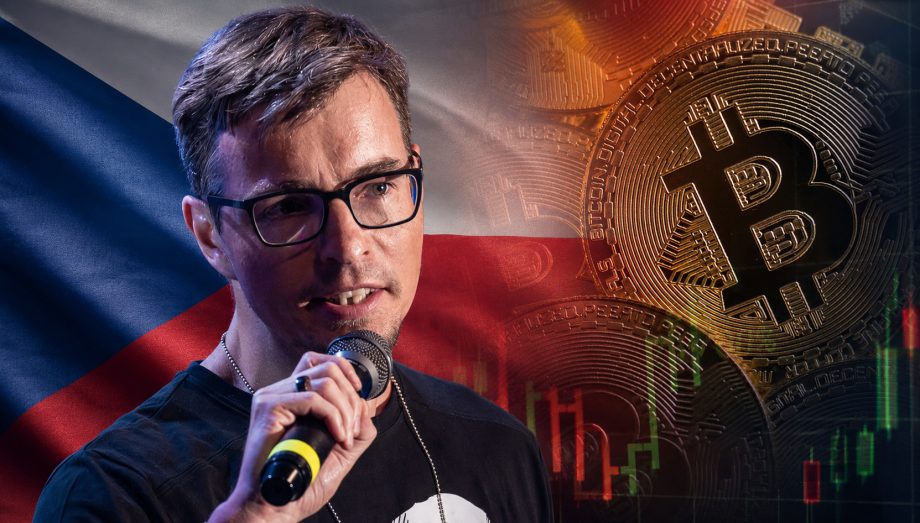 Josef Tetek vor einer Tschechien-Fahne und Bitcoin-Münze