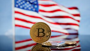 Das Bild zeigt eine Bitcoin-Münze und die Flagge der USA