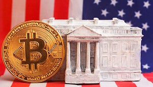 Das Bild zeigt eine Bitcoin-Minze vor dem Weißen Haus und der US-Flagge