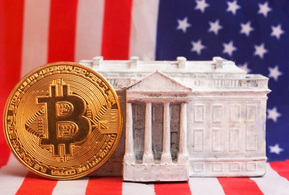 Das Bild zeigt eine Bitcoin-Minze vor dem Weißen Haus und der US-Flagge