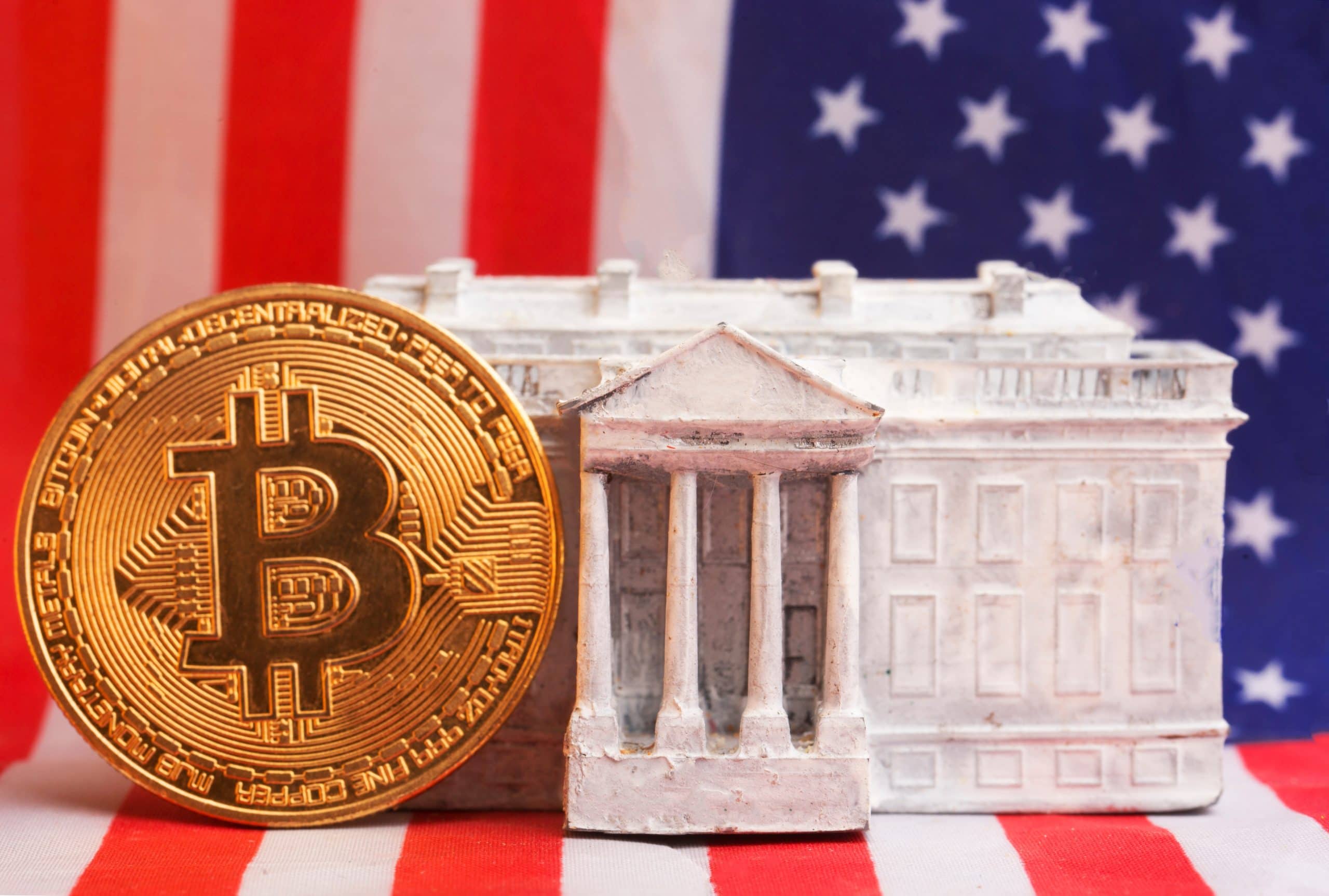 Das Bild zeigt eine Bitcoin-Minze vor dem Weißen Haus und der US-Flagge