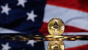 Ethereum-Münze vor US-Flagge.