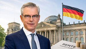 Das Bild zeigt den Wirtschaftsweisen Martin Werding vor einer Deutschlandflagge.