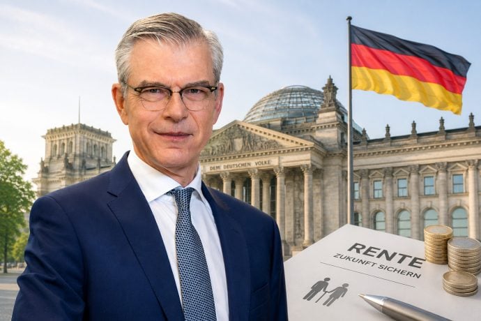 Das Bild zeigt den Wirtschaftsweisen Martin Werding vor einer Deutschlandflagge.