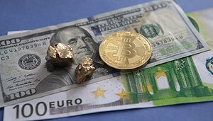 Das Bild zeigt eine goldene Bitcoin-Münze sowie US-Dollar- und Euro-Scheine