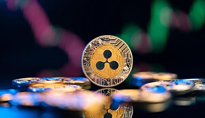 XRP-Münze vor durchwachsenem Chartbild