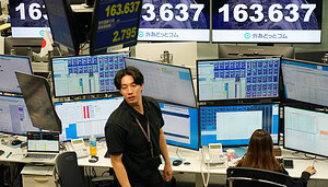 Das Bild zeigt eine Kurstafel in einem Tokioter Handelsraum mit einem Dollar-Yen-Kurs von 163,637.