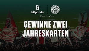 Bitpanda und FC Bayern Logo vor Fankurve mit dem Schriftzug Gewinne zwei Jahreskarten