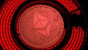 Eine rot angeleuchtete Ethereum-Münze