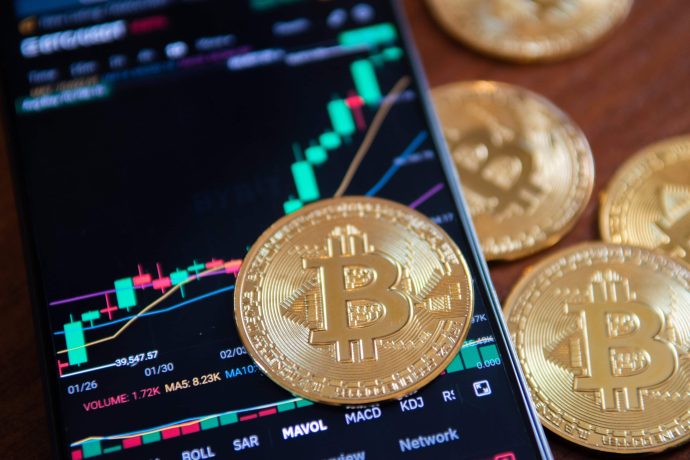 Bitcoin-Münzen auf einem Smartphone