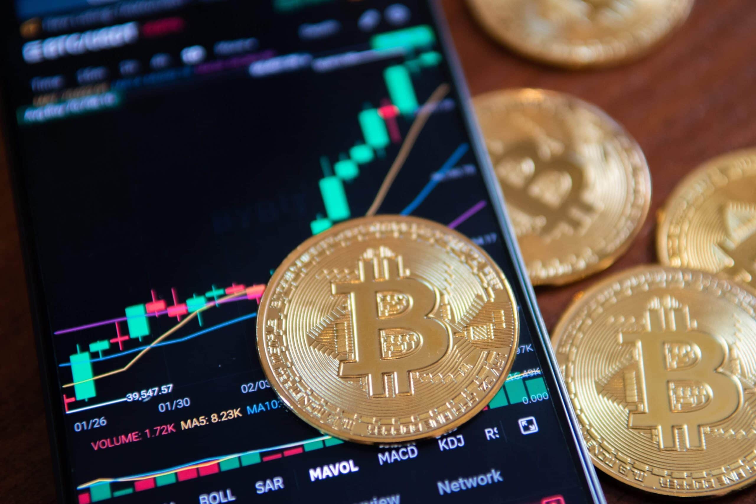 Bitcoin-Münzen auf einem Smartphone