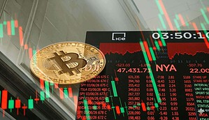 Bitcoin-Münze transparent vor einer Anzeigetafel an der Börse.