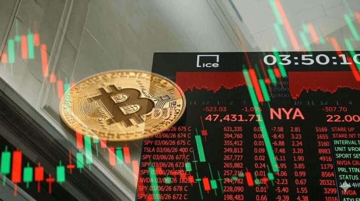 Bitcoin-Münze transparent vor einer Anzeigetafel an der Börse.