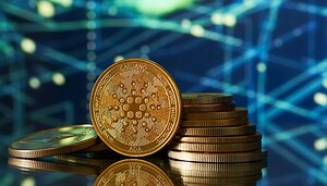 Ein Stapel von Cardano ADA-Kryptowährungsmünzen liegt vor einem unscharfen digitalen Netzwerkhintergrund