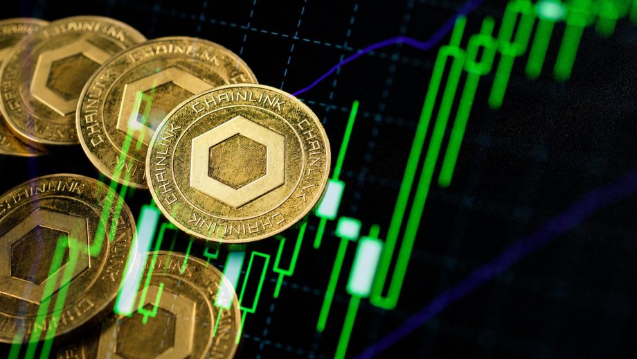 Chainlink-Münzen auf grünem Chartbild