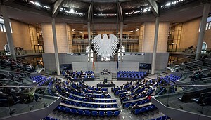 Ein Bild des Plenums des Deutschen Bundestags, in dem vielleicht bald über die Bitcoin-Haltefrist debattiert wird.