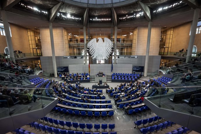 Ein Bild des Plenums des Deutschen Bundestags, in dem vielleicht bald über die Bitcoin-Haltefrist debattiert wird.