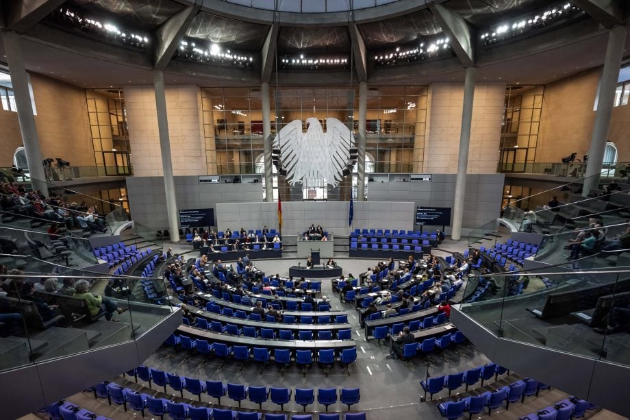 Ein Bild des Plenums des Deutschen Bundestags, in dem vielleicht bald über die Bitcoin-Haltefrist debattiert wird.