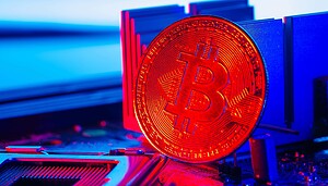 Eine rot beleuchtete Bitcoin-Münze
