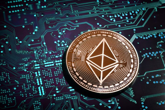Eine Ethereum-Münze auf einer Platine.