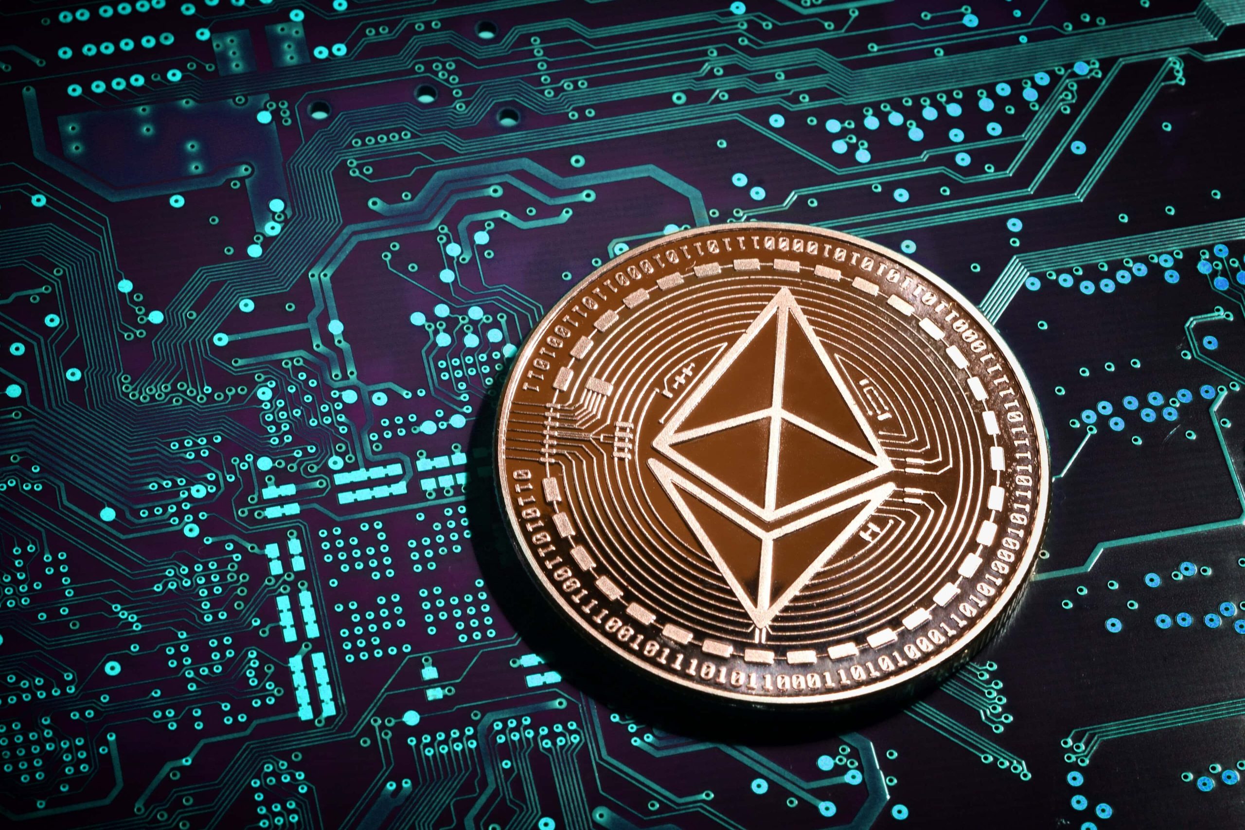 Eine Ethereum-Münze auf einer Platine.