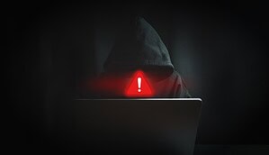 Das Bild zeigt einen Krypto-Hacker