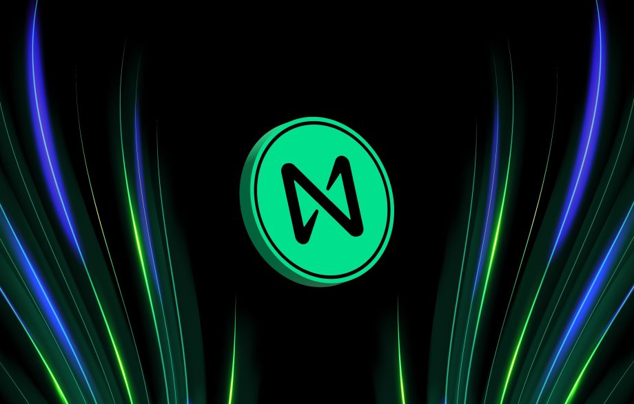 Eine grüne Münze mit einem schwarzen stilisierten N-Symbol, das für das Nahprotokoll steht, befindet sich in der Mitte auf einem schwarzen Hintergrund mit blauen und grünen Lichtstreifen an den Seiten.