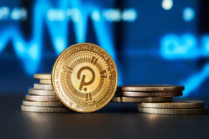 Ein Stapel goldfarbener Münzen mit einem prominenten Polkadot (DOT)-Kryptowährungs-Token im Vordergrund, vor einem unscharfen Hintergrund mit blauen Diagrammgrafiken, die das Polkadot-Netzwerk hervorheben.