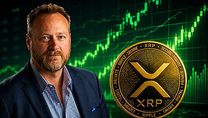 Steven McClurg mit einer XRP-Münze und grünem Hintergrund.