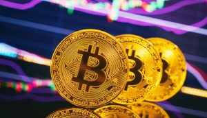Bitcoin-Münzen vor einem lila Hintergrund