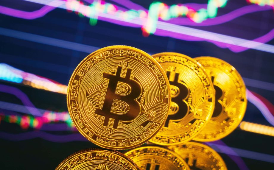 Bitcoin-Münzen vor einem lila Hintergrund