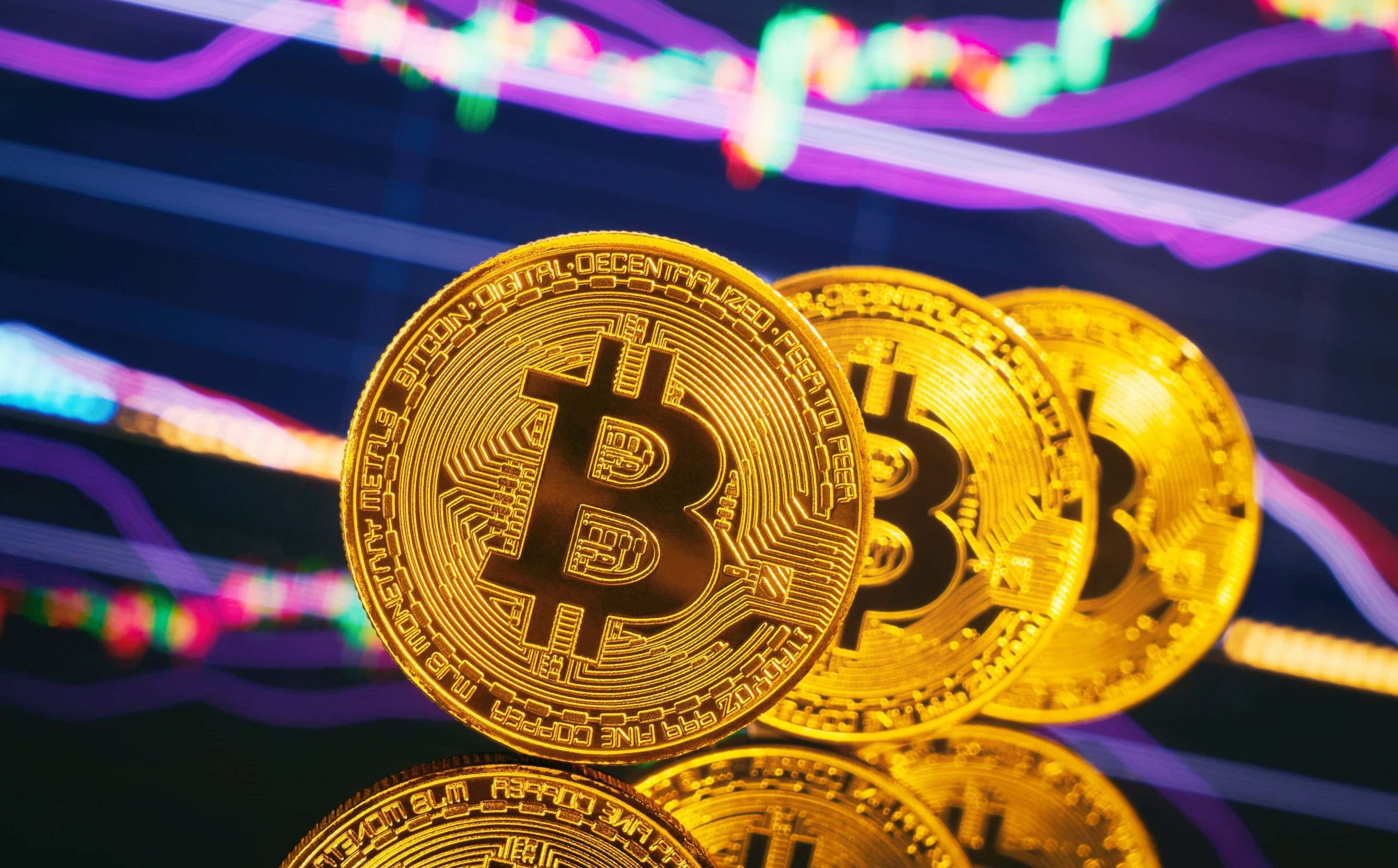 Bitcoin-Münzen vor einem lila Hintergrund