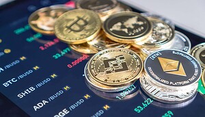 Physische Darstellungen verschiedener Kryptowährungen, darunter Bitcoin, Ethereum und Binance Coin, ruhen auf einem digitalen Bildschirm, der die Marktdaten des Krypto-Marktes anzeigt.