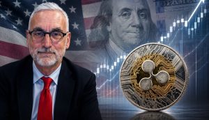 Stuart Alderoty, Chief Legal Officer von Ripple, vor einer XRP-Münze, einer US-Flagge und einem steigenden Kurschart.