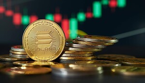 Eine Solana-Münze steht vor einem Kurs-Chart.