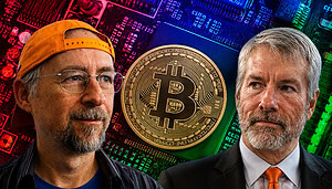Adam Back und Michael Saylor vor einer Bitcoin-Darstellung auf einer Computerplatine