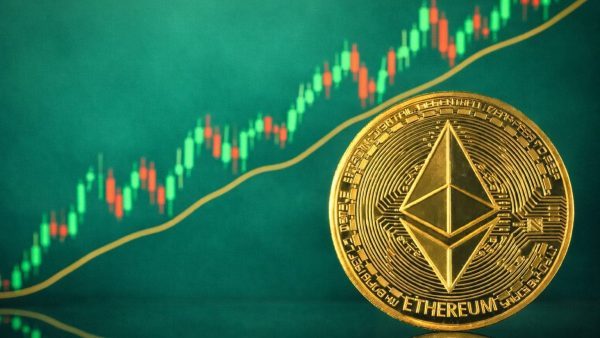 Eine Ethereum-Münze vor einem grünen Candlestick-Chart