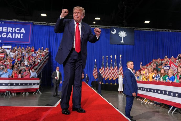 Präsident Donald Trump tanzt, als er am Freitag, dem 21. August 2026, eine Wahlkampfveranstaltung für die Senatorin Darline Graham (Republikanerin aus South Carolina) im Myrtle Beach Convention Center in Myrtle Beach, South Carolina, verlässt.