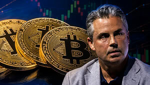 Bloomberg-ETF-Experte Eric Balchunas vor einem Hintergrund mit großen Bitcoin-Münzen und Börsencharts.