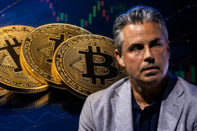 Bloomberg-ETF-Experte Eric Balchunas vor einem Hintergrund mit großen Bitcoin-Münzen und Börsencharts.