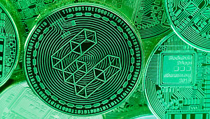 Nahaufnahme einer grün beleuchteten Ether.fi-Münze mit eingeprägtem geometrischem Logo, umgeben von weiteren digitalen Münzen mit Leiterplattenmustern.