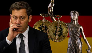 Bundesfinanzminister Lars Klingbeil sitzt im Vordergrund mit nachdenklich auf die Hand gestütztem Gesicht. Hinter ihm hängen zwei goldene Bitcoin-Münzen an einer Waage; rechts steht eine unscharfe Justitia vor den Farben der deutschen Flagge.