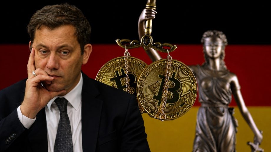 Bundesfinanzminister Lars Klingbeil sitzt im Vordergrund mit nachdenklich auf die Hand gestütztem Gesicht. Hinter ihm hängen zwei goldene Bitcoin-Münzen an einer Waage; rechts steht eine unscharfe Justitia vor den Farben der deutschen Flagge.