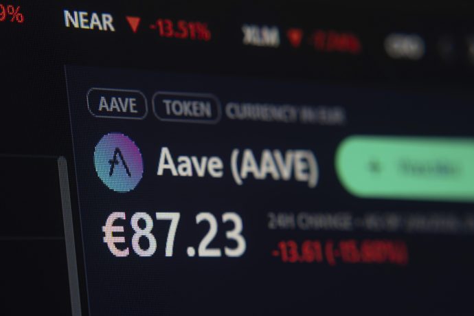 Bildschirm mit dem Kurs des Aave-Tokens und einem Tagesminus