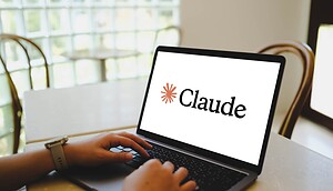 Das Bild zeigt das Claude-Logo auf einem Bildschirm