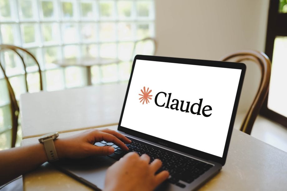 Das Bild zeigt das Claude-Logo auf einem Bildschirm